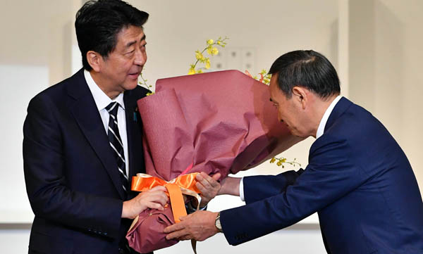 菅義偉新総裁から安倍首相へ花束贈呈のセレモニー（Ｃ）JMPA