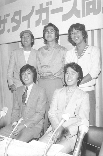 1981年10月のザ・タイガース再結成会見（左上から時計回りに）岸部一徳、岸部四郎、森本太郎、加橋かつみ、沢田研二（Ｃ）共同通信社