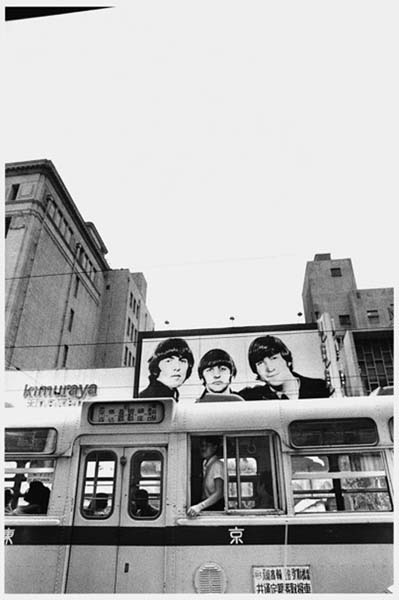 ビートルズが来日した1966年。銀座にはまだ路面電車が走っていた（提供写真）