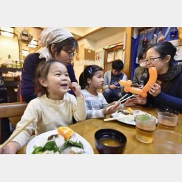 おなかいっぱいになってほしい（子ども食堂で食事する親子連れ）／（Ｃ）共同通信社