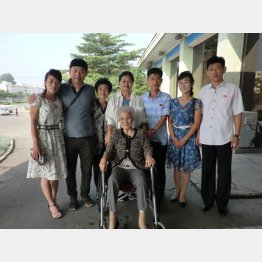 北朝鮮の家族たちと中本愛子さん（中央の女性）／（提供）山口祐二郎