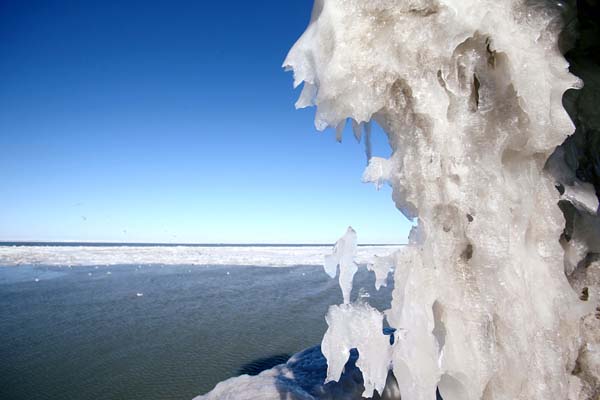 冬のエリー湖は氷が張り、対岸も見えない（Ｃ）ロイター