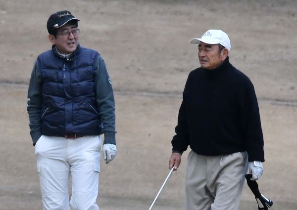 安倍首相（当時）とゴルフを楽しむ古森重隆氏（右）／（Ｃ）日刊ゲンダイ