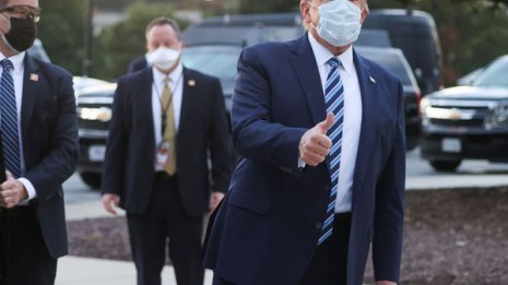 コロナ感染トランプ3日ぶり退院 マスク姿で“サムズアップ”