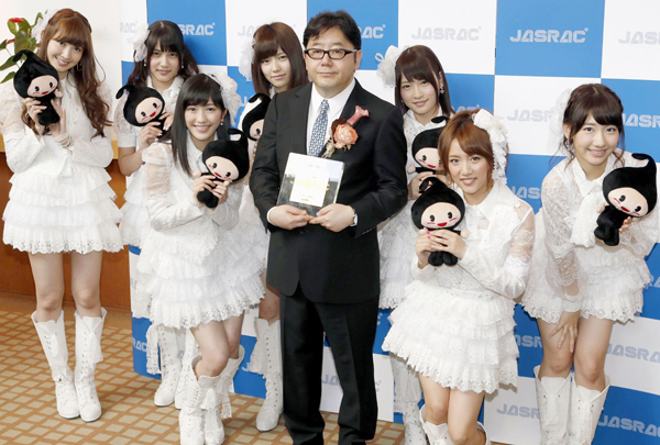 秋元康（中央）とAKB48のメンバー（2013年撮影）／（Ｃ）共同通信社