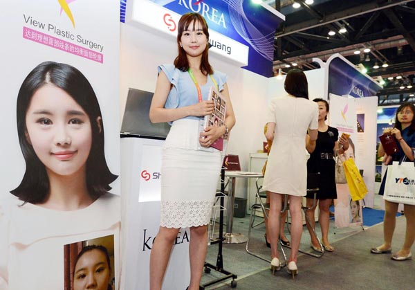 韓国の美容整形企業は中国などでも積極的に整形をアピール（Ｃ）共同通信社