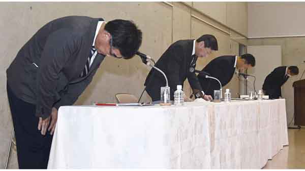 17日の記者会見で謝罪する（左から）東海大の伊藤硬式野球部長、山田学長ら（Ｃ）共同通信社