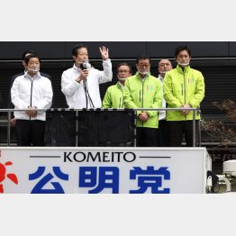 18日、公明党の山口代表（左2）も大阪入りし賛成呼び掛け（Ｃ）日刊ゲンダイ