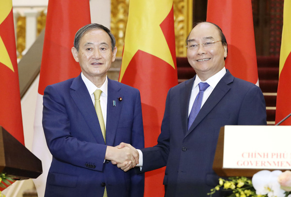 南シナ海で中国との領有権争いを続けるベトナムに着目（左から、共同会見で握手する菅首相とベトナムのフック首相）／（代表撮影・共同）