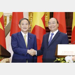 南シナ海で中国との領有権争いを続けるベトナムに着目（左から、共同会見で握手する菅首相とベトナムのフック首相）／（代表撮影・共同）