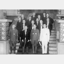 東條内閣のあとに組閣された小磯国昭内閣の記念写真（1944年7月22日、首相官邸）／（Ｃ）共同通信社
