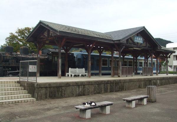 蒸気機関車と客車が展示されている小松島駅（Ｃ）日刊ゲンダイ