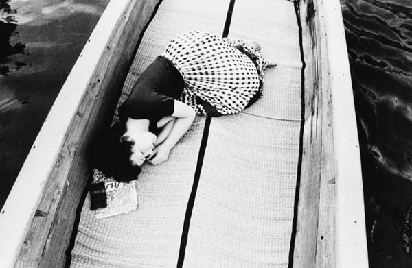 柳川の渡し舟で眠る陽子。1971年撮影（「センチメンタルな旅」から）／（提供写真）