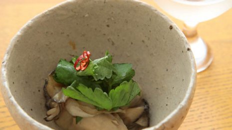 【牡蠣のコンフィとパクチー】香草と和えるとワインに合う