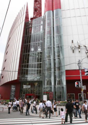 10月23日、大阪・梅田で女子大生が飛び降りに巻き込まれた（写真は現場となった商業施設）／（Ｃ）日刊ゲンダイ