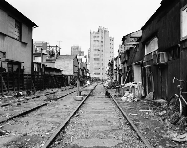 都電の線路があった新宿ゴールデン街（「東京は、秋」から）1972-73年撮影（提供写真）