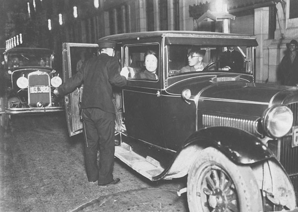 5・15事件。流しのタクシーを検問する警察官（1932１年5月15日＝日本電報通信社撮影）