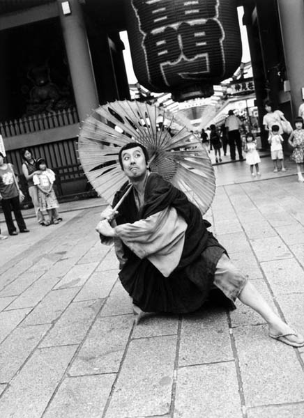 2000年、中村勘九郎（05年に勘三郎を襲名）が隅田公園内の「平成中村座」で「法界坊」を上演するにあたり、雷門の前で撮影（提供写真）