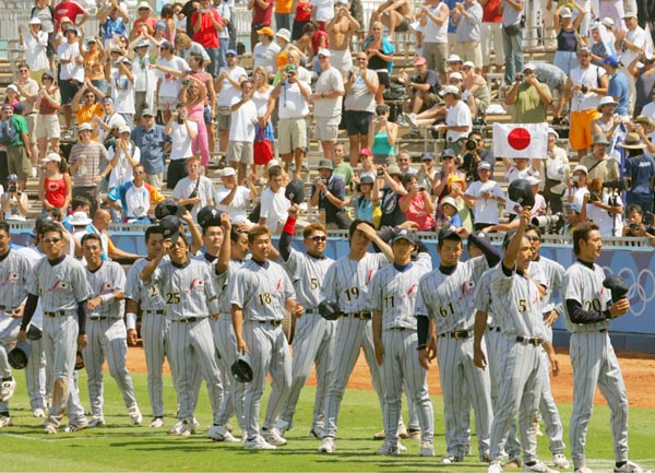 2004年アテネ五輪、銅メダルを獲得し声援に応える日本代表（Ｃ）共同通信社