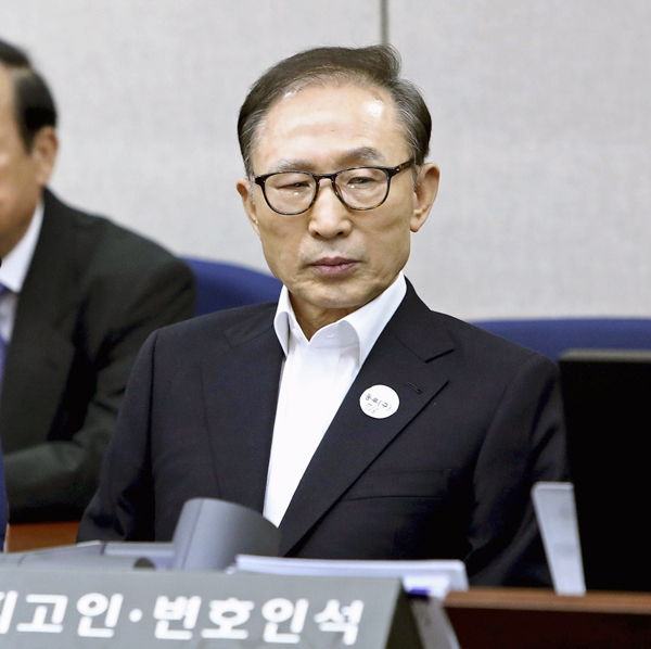 初公判で被告席に着く韓国の元大統領、李明博被告（2018年5月）／（Ｃ）共同通信社