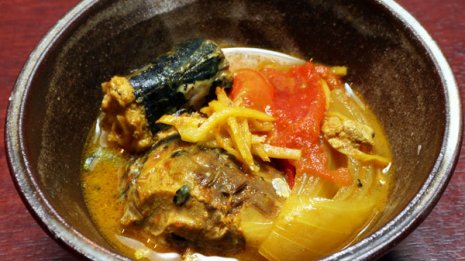 【サバ缶煮込みジンジャーカレー】鍋に入れて煮るだけ完成