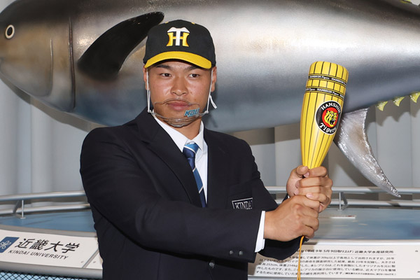 ドラフト会議で阪神から1位指名され、ポーズをとる近大の佐藤輝明三塁手（Ｃ）日刊ゲンダイ
