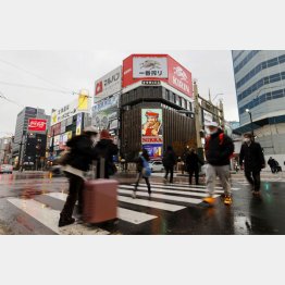 北海道で新たに200人の感染確認…（札幌市の繁華街・ススキノを行き交う人たち）／（Ｃ）共同通信社