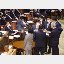 審議たびたびストップ（Ｃ）日刊ゲンダイ