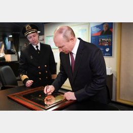 砕氷船「ビクトル・チェルノムイルジン」を視察し、サインをするプーチン・ロシア大統領（Ｃ）ロイター／Sputnik／Aleksey Nikolskyi／Kremlin
