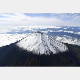 富士山を上空から！（Ｃ）共同通信社