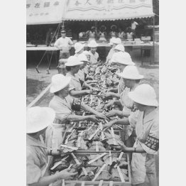 昭和8年8月9日、関東大防空演習で炊き出しをする娘子軍配給班（日本電報通信社撮影）