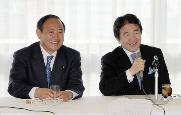 竹中平蔵氏（右）は古くから菅総理の指南役（写真は2009年）／（Ｃ）日刊ゲンダイ