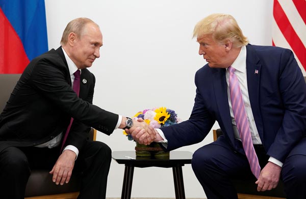 ホワイトハウスを去った後もよろしく？！（右からトランプ米大統領とロシアのプーチン大統領）（Ｃ）ロイター＝共同