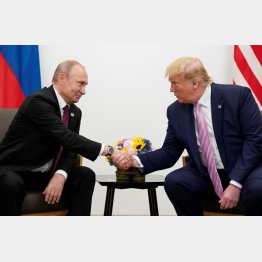 ホワイトハウスを去った後もよろしく？！（右からトランプ米大統領とロシアのプーチン大統領）（Ｃ）ロイター＝共同