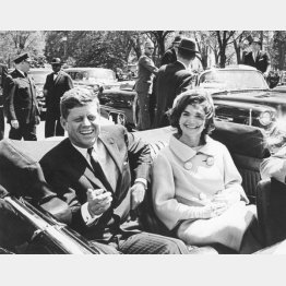 ジョン・F・ケネディ米大統領（左）とジャクリーン夫人 1961年5月3日、ワシントン（Ｃ）ロイター＝共同