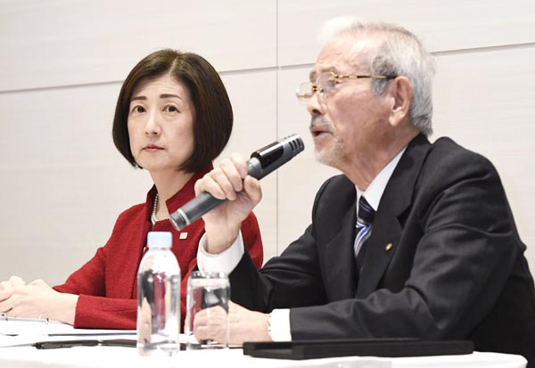 大塚久美子社長（左）と山田昇ヤマダHD会長（2019年12月）／（Ｃ）共同通信社