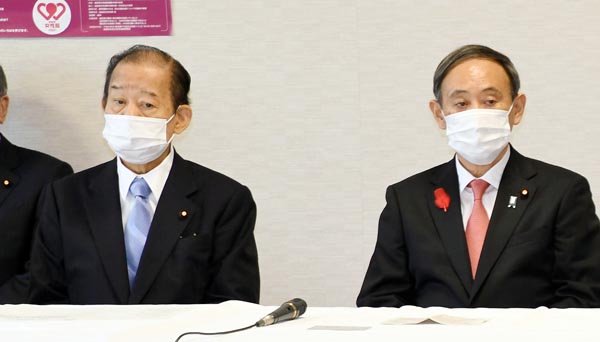 菅首相（右）の考えに二階幹事長も不快感…（Ｃ）日刊ゲンダイ