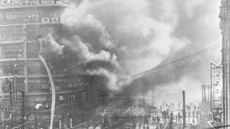 東京・日本橋の白木屋火災では和装の女性14人が死亡した