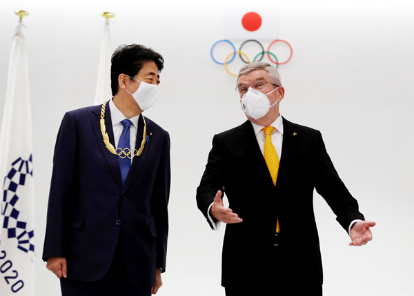 IOCのバッハ会長（右）から贈られた金章をかけ、ご機嫌の安倍前首相（Ｃ）ロイター