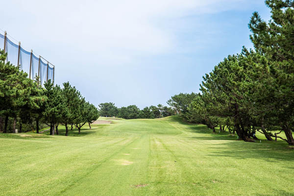 茅ヶ崎ゴルフ倶楽部のフラットなシーサイドコース（提供写真）