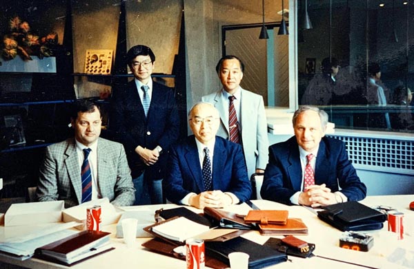 1988年、イタリアで（後列左が井口社長）／（提供写真）