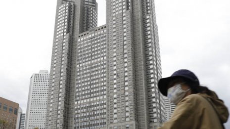 都庁が生活困窮者に嫌がらせ?食品配布会に三角コーン設置