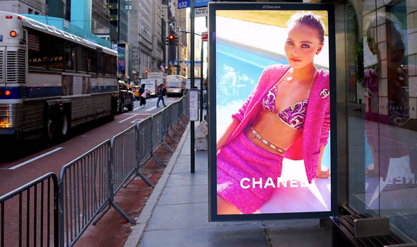 NYマンハッタン5番街、「シャネル」のモデルは…（Ｃ）ロイター