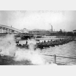 陸軍記念日に行われた大阪市内戦演習で淀川に小舟で架橋する兵士たち（1931年3月10日）／（日本電報通信社撮影）
