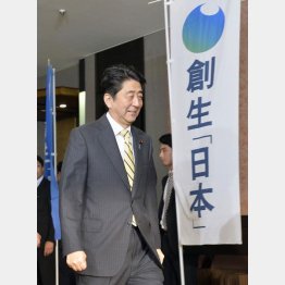 安倍首相が会長を務める側近右翼議員集団「創生日本」の会合にも（写真＝2015年）／（Ｃ）共同通信社