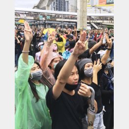 反独裁を意味するポーズを取る反体制デモの参加者（バンコク）／（Ｃ）共同通信社