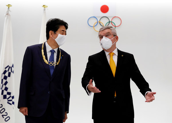 「オリンピック・オーダー」授与式での安倍晋三前首相とトーマスバッハIOC会長（Ｃ）ロイター