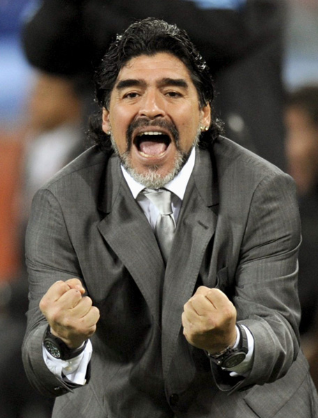 2010年Ｗ杯南アフリカ大会のメキシコ戦、先制ゴールを喜ぶアルゼンチン代表監督のマラドーナ（Ｃ）共同通信社