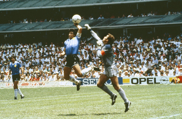 1986年Ｗ杯メキシコ大会準々決勝のイングランド戦、「神の手ゴール」を決めるアルゼンチンのマラドーナ（Bob Thomas Sports Photography提供・ゲッティ＝共同）