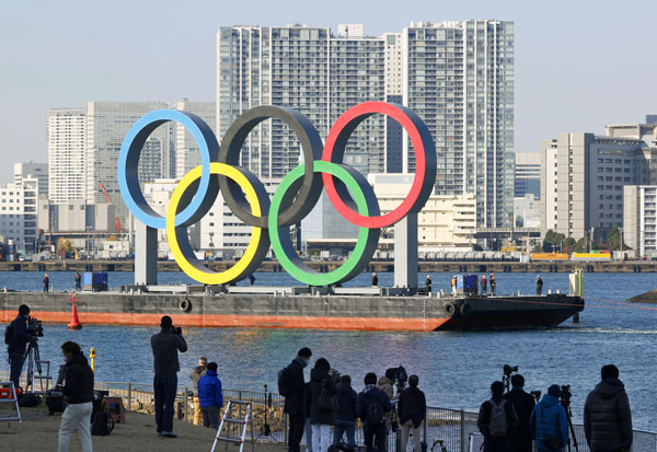 1日、東京・お台場海浜公園内の水上に再びお目見えの五輪マークモニュメント（Ｃ）共同通信社